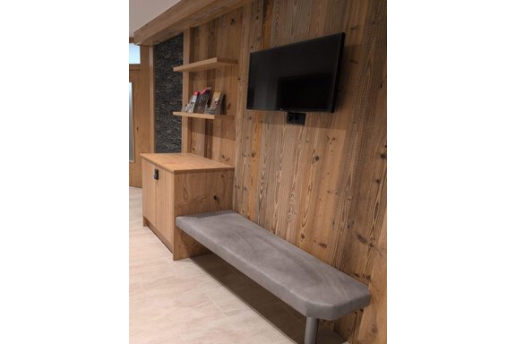 Eingangsbereich mit Sitzbank und TV - Appt. Rosmarie - Sölden