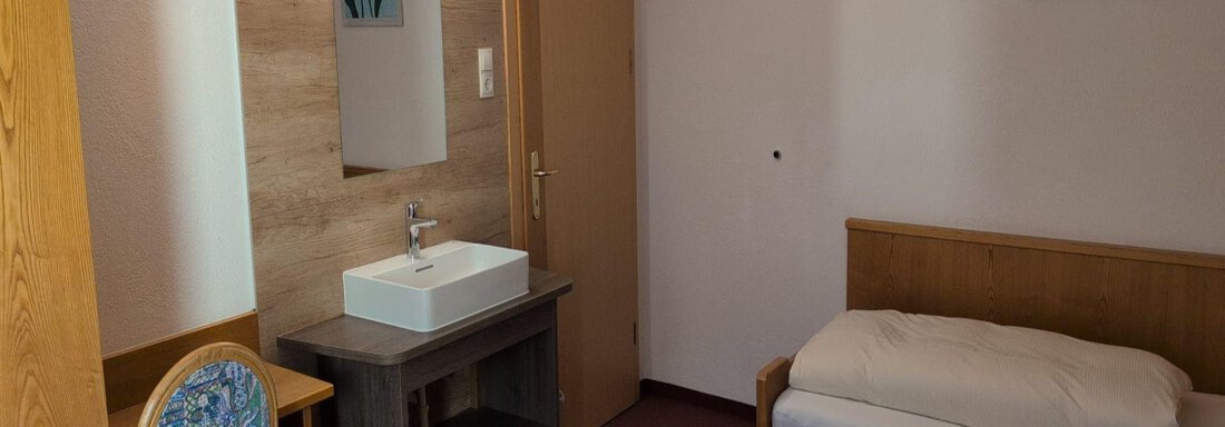 Dreibettzimmer mit stilvollem Waschbecken - Appt. Rosmarie - Sölden