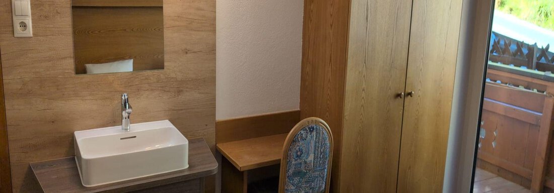 Dreibettzimmer mit stilvollem Waschbecken - Appt. Rosmarie - Sölden