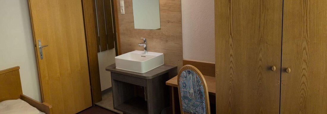 Dreibettzimmer mit stilvollem Waschbecken - Appt. Rosmarie - Sölden