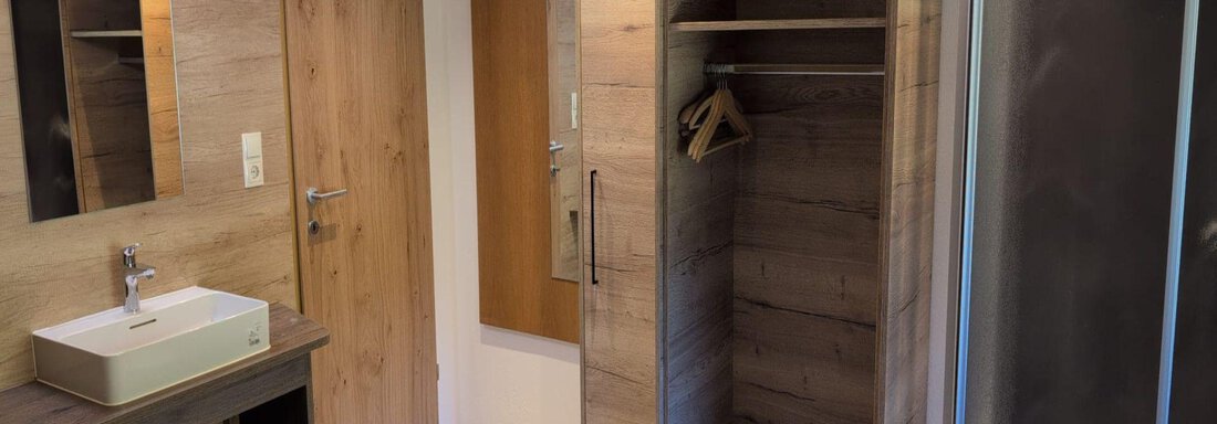 Doppelzimmer mit stilvollem Waschbecken und Dusche - Appt. Rosmarie - Sölden