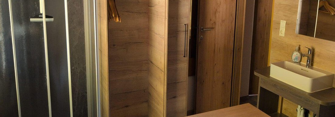 Schlafzimmer mit Dusche und Waschbecken - Appt. Rosmarie - Sölden