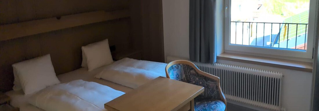 Schlafzimmer mit Dusche und Waschbecken - Appt. Rosmarie - Sölden