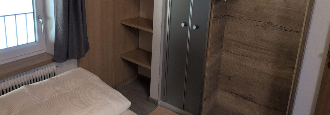 Schlafzimmer mit Dusche und Waschbecken - Appt. Rosmarie - Sölden