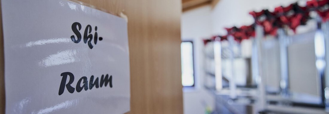 A sign that reads "Ski Room" indicates the entrance to a room. In the background, mirrors and some objects are visible. - Belledonne Ski in & out Appartements - Sölden
