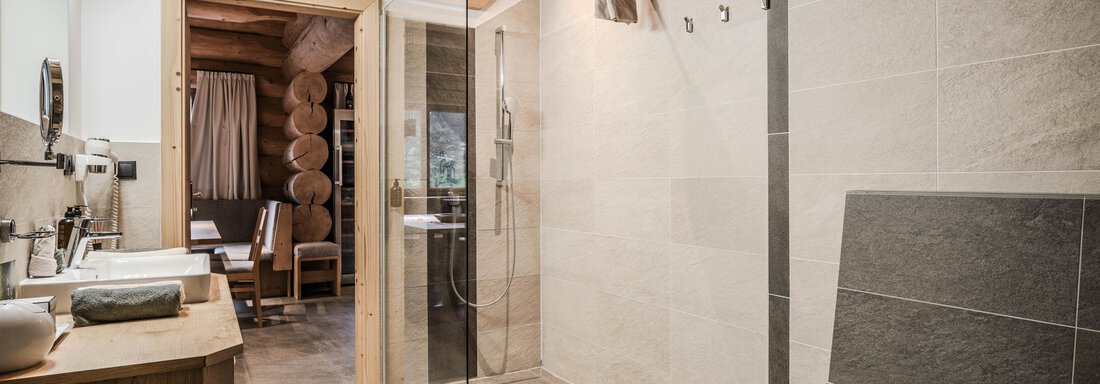 Modern shower with glass partition and bright tiles. The room is bright and stylishly furnished. - Chalet Resort Sölden - Sölden