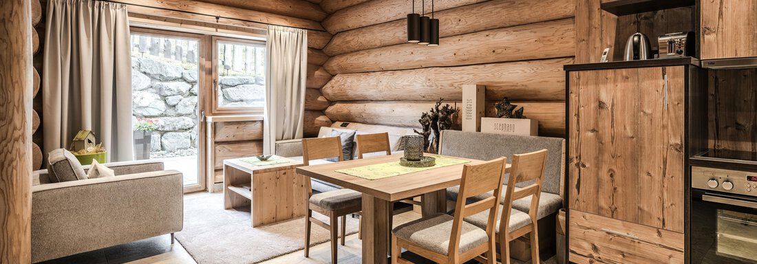 1617_Chalet_Soelden_24_156 A cozy apartment with wooden paneling and large windows. The dining area is modernly furnished and invites you to linger. - Chalet Resort Sölden - Sölden