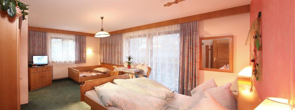 Dreibettzimmer mit Einzelbett A cozy room with two beds and a television. Large windows provide plenty of daylight. - Erbhof - Sölden