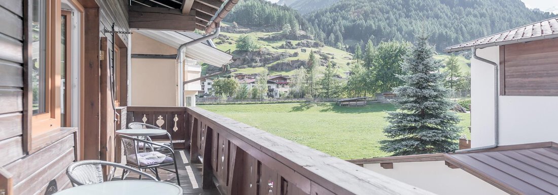 A balcony with a view of green meadows and mountains. The surroundings are quiet and picturesque. - Ferienhaus Apart Sonnzeit - Sölden