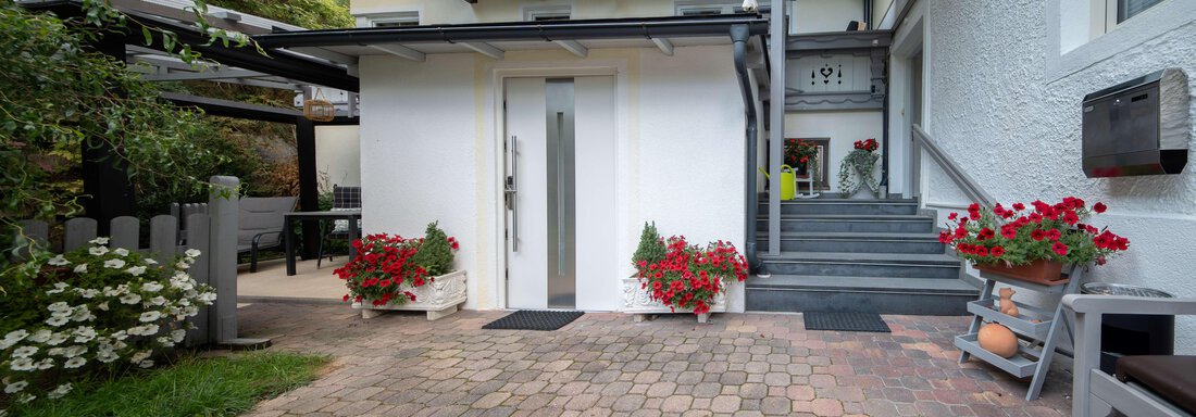 A modern house with a paved entrance and colorful flowers. The terrace is inviting and offers space to relax. - Ferienhaus F2 - Sölden - Sölden