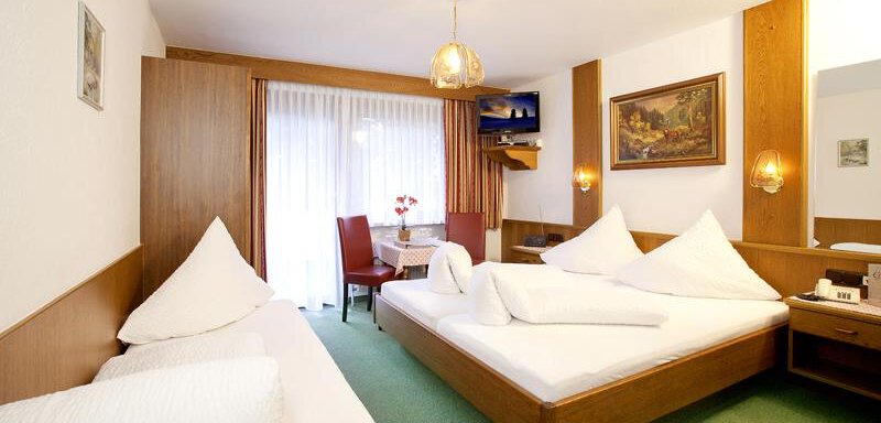 Doppelzimmer mit Zusatzbett | © Nösig Isidor Doppelzimmer mit Zusatzbett - Gästeheim Prantl - Sölden
