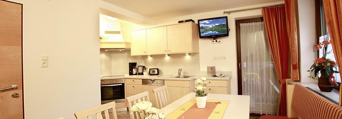 Wohnküche TOP 1-B für 10-14 Personen | © Alois Gufler Wohnküche TOP 1-B für 10-14 Personen - Gästeheim Prantl - Sölden