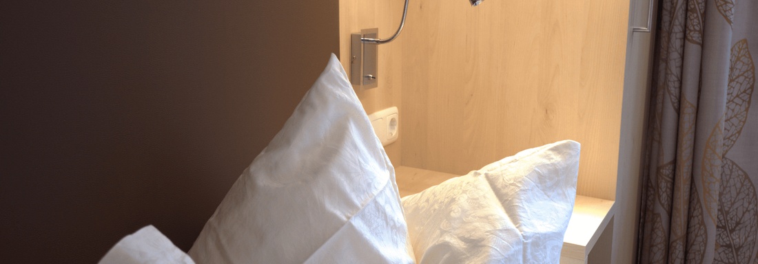 Bed with bedside table detail - Haus Rehwinkl - Sölden