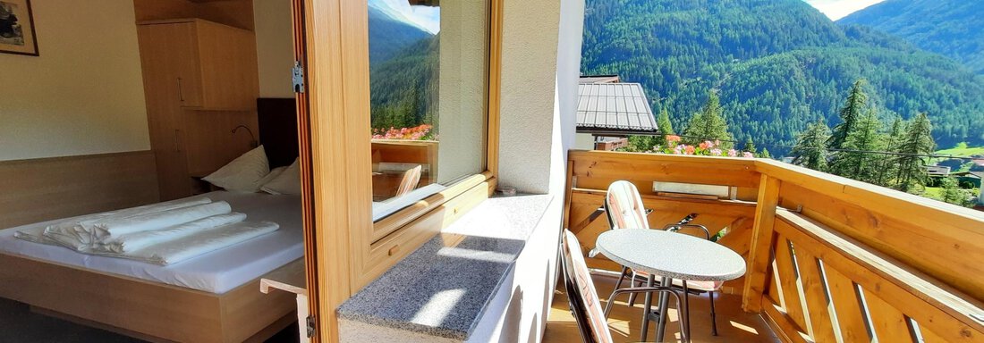 A cozy balcony with a view of the mountains. The room is bright and inviting, perfect for relaxing. - Haus Rehwinkl - Sölden