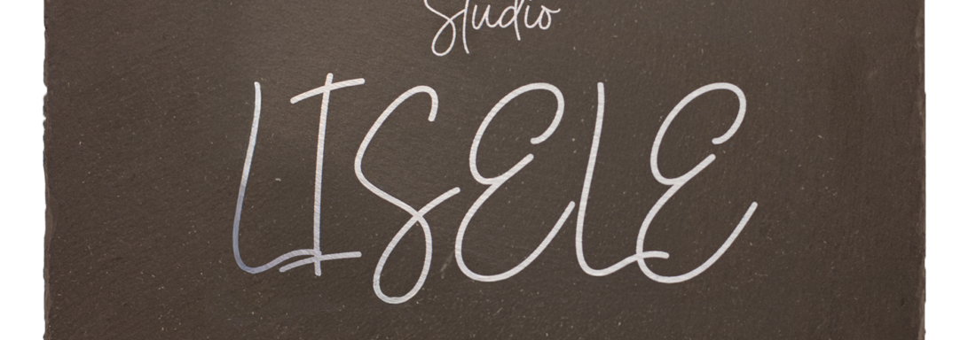Tafel-Lisele | © CI-CENTER (CC C) A stylish slate board with the inscription "Studio LISELE". The board is secured with silver screws. - Haus Sonnwend - Sölden