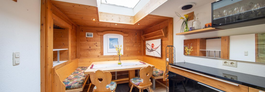 Essplatz A bright room with a wooden area and a dining space. Large windows provide plenty of daylight. - Haus Valtelas - Sölden