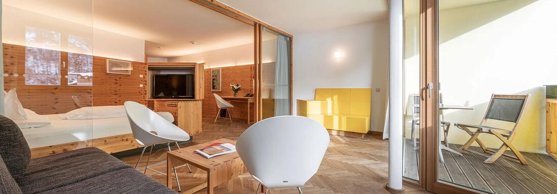 Hotel Liebe Sonne Relax Suite Nederkogl | © Hotel Liebe Sonne (CC C) A modern living space with wooden details and plenty of natural light. The room features a cozy sitting area and access to the terrace. - Hotel Liebe Sonne - Sölden