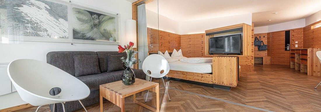 A modern room with wooden paneling and high-quality furnishings. The atmosphere is bright and cozy. - Hotel Liebe Sonne - Sölden