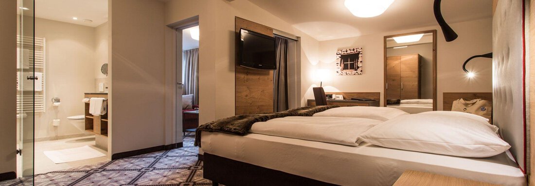 Doppelzimmer Finest - Blick ins Badezimmer und in  - Hotel Valentin - Sölden