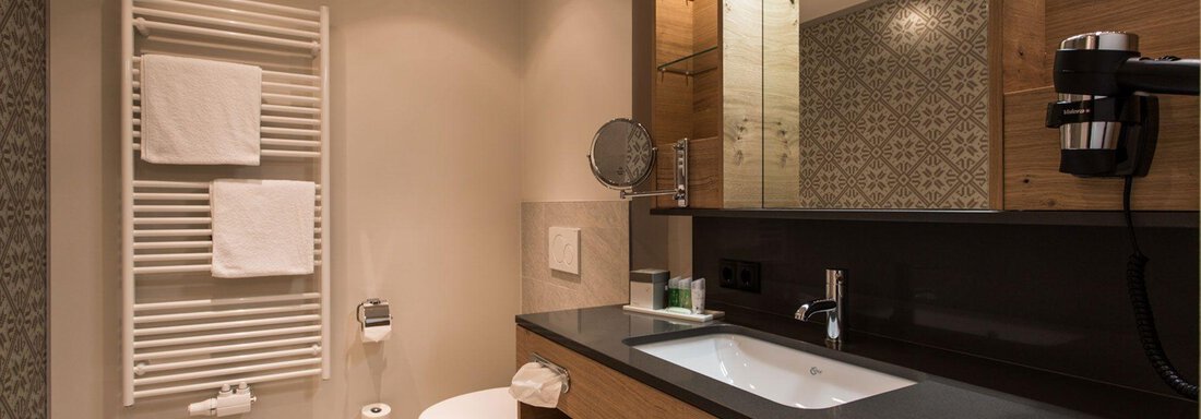 Badezimmer mit Dusche und WC - Hotel Valentin - Sölden