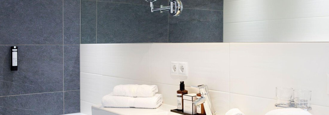 Badezimmer mit Badewanne und Dusche - Hotel Valentin - Sölden