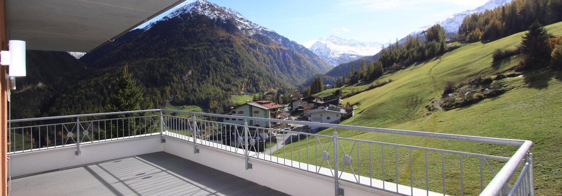 A beautiful balcony with a view of the mountains and the green countryside. The sky is clear and sunny. - Hotelappart Peter - Sölden