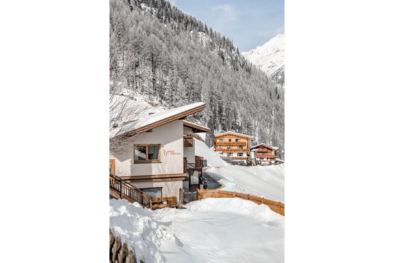 A cozy house in a snowy landscape.  
Surrounded by snow-covered trees and mountains, the scene radiates tranquility. - Lyns Home - Sölden