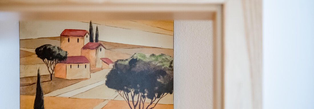 A painting with a rural scenario shows houses, trees, and a clear sky. The colors are warm and inviting. - Lyns Home - Sölden