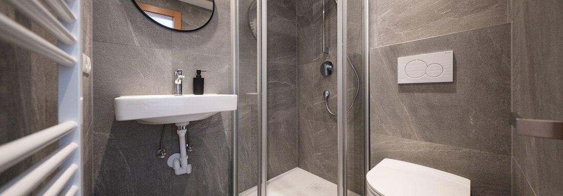 Two of the seven bathrooms have been freshly renovated with gray tiles - Mountain Lodge Sölden - Sölden