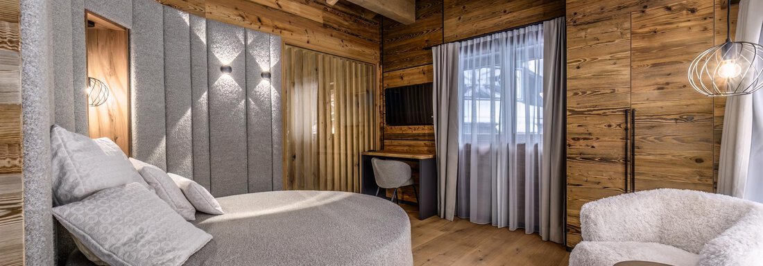 White Diamond A modern wooden room with a round bed and cozy armchairs. Large windows let in plenty of daylight. - The Peak Sölden - Sölden