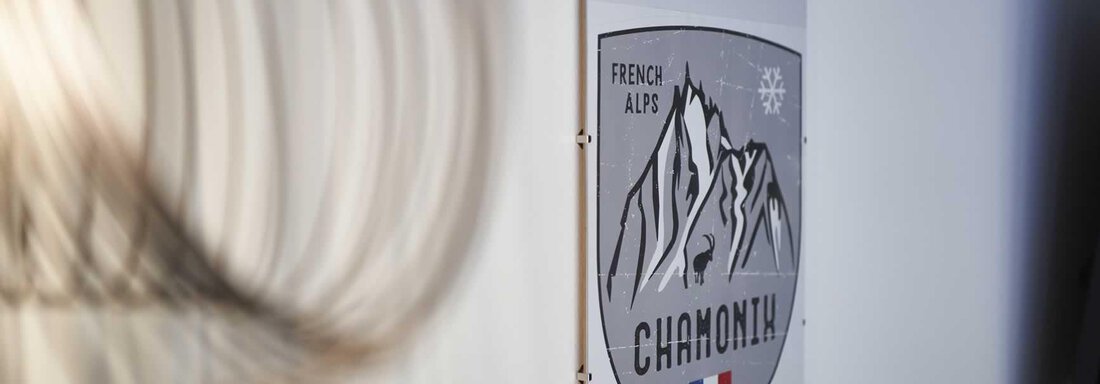 A sign with the inscription "Chamonix" and a mountain motif. It is positioned in a modern interior design. - The Peak Sölden - Sölden
