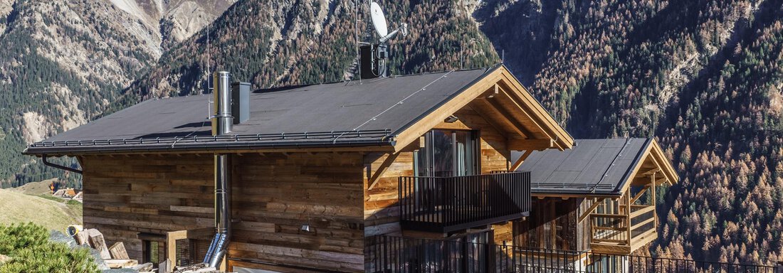A modern wooden house in the mountains with impressive views. Surrounded by green meadows and high mountains. - The Peak Sölden - Sölden