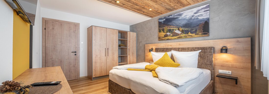 Schlafzimmer1, Kleiderschrank - Apart Dorhoam - Umhausen