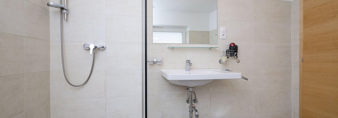 Badezimmer mit Dusche - Apart Martina - Umhausen