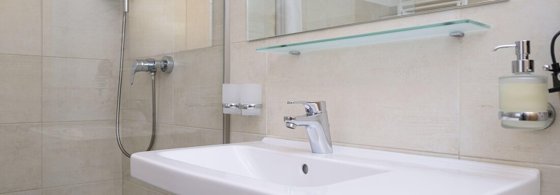Badezimmer mit Dusche - Apart Martina - Umhausen