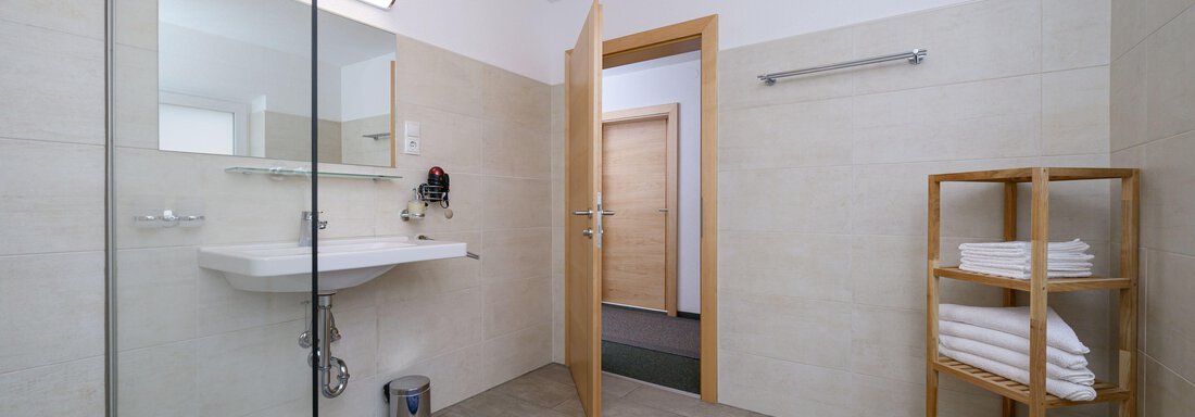 Badezimmer mit Dusche - Apart Martina - Umhausen