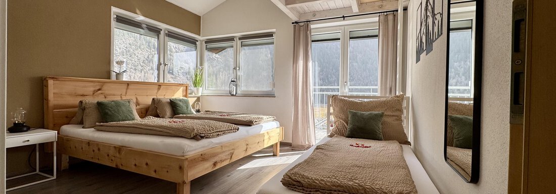 Schlafzimmer 2 mit Zugang zum Balkon - Appartement Bergglück - Umhausen