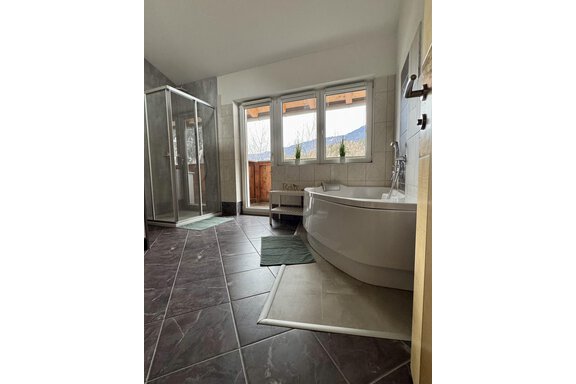 Badezimmer mit Dusche und Badewanne - Appartement Bergglück - Umhausen