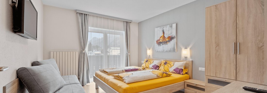 Bedroom 1 with double bed and sofa bed - Biancas Ferienwohnung im Haus Roswitha - Umhausen