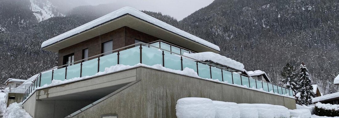 Winteraufnahme | © Scheiber-Gstrein (CC C) A modern house with a terrace and glass railings, surrounded by snow. In the background, snow-covered mountains are visible. - BLANKA'S Apart Auszeit - Umhausen