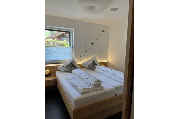 Ein gemütliches Schlafzimmer mit zwei Einzelbetten und frischen Bettwäsche. Der Raum hat ein Fenster mit Blick ins Freie und eine moderne Einrichtung. - BLANKA'S Apart Auszeit - Umhausen