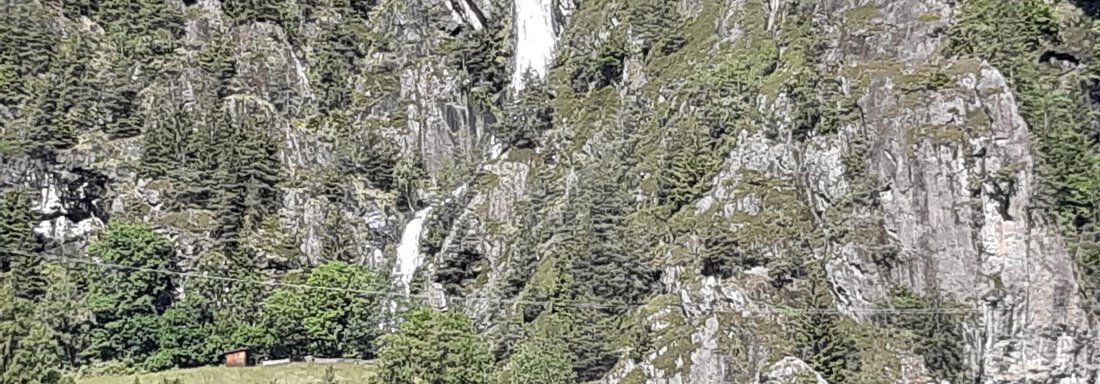 Aussicht zum Wasserfall vom Balkon - Ferienhaus Gerold Grießer - Umhausen