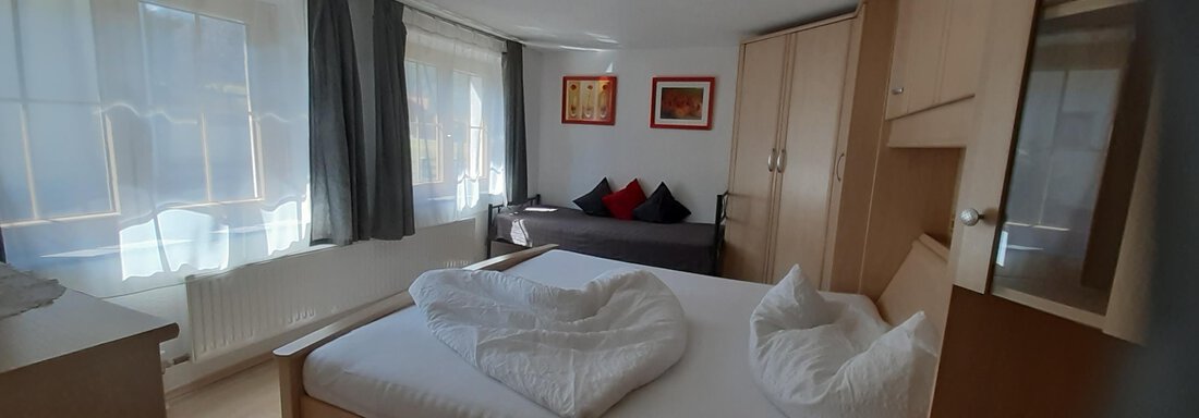 Doppel- bzw. Dreibettzimmer Doppel- bzw. Dreibettzimmer - Ferienhaus Gerold Grießer - Umhausen