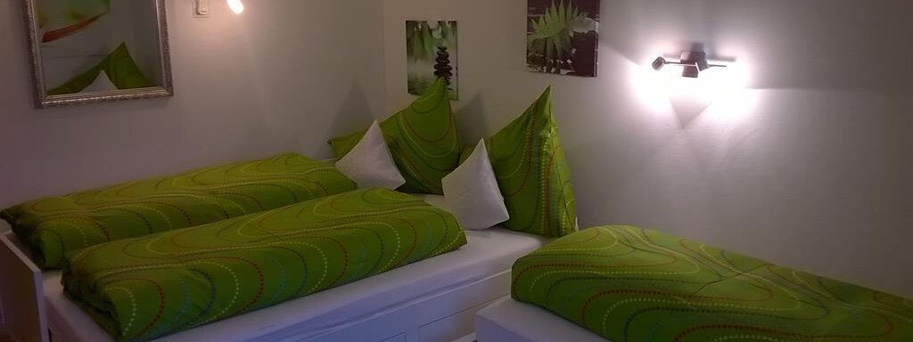 Zweibettzimmer mit Zusatzbett - Ferienhaus Rosa - Umhausen