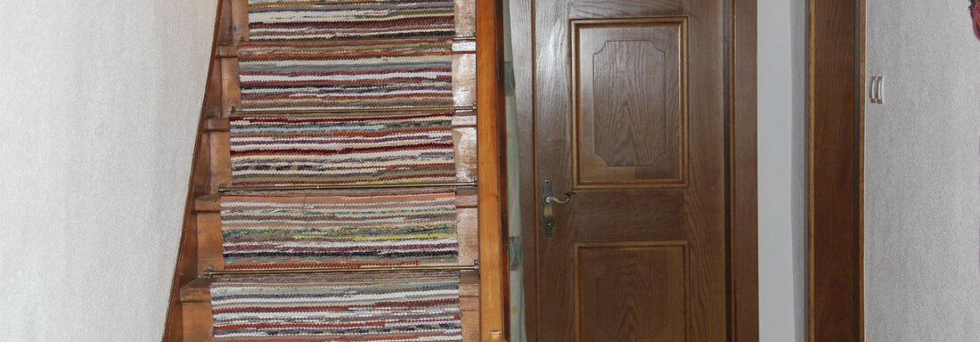 Flur mit Stiege - Ferienhaus Veitelach Hof - Umhausen