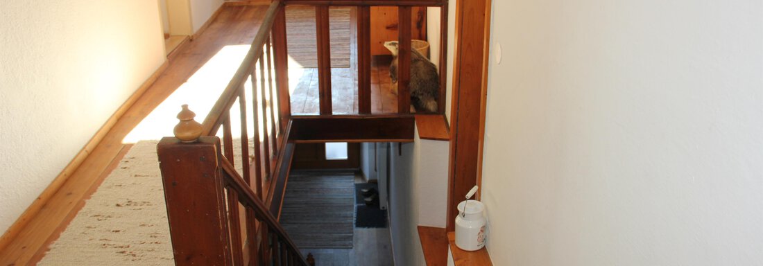 Flur im 1. Stockwerk mit Treppe - Ferienhaus Veitelach Hof - Umhausen