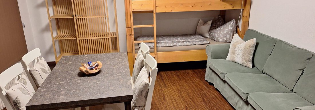 Wohnzimmer und Essbereich - Ferienwohnung Gruber - Umhausen