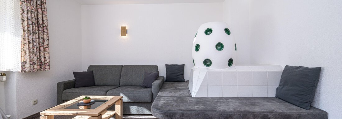 Wohnzimmer mit Bauernofen - Ferienwohnung Martina - Umhausen