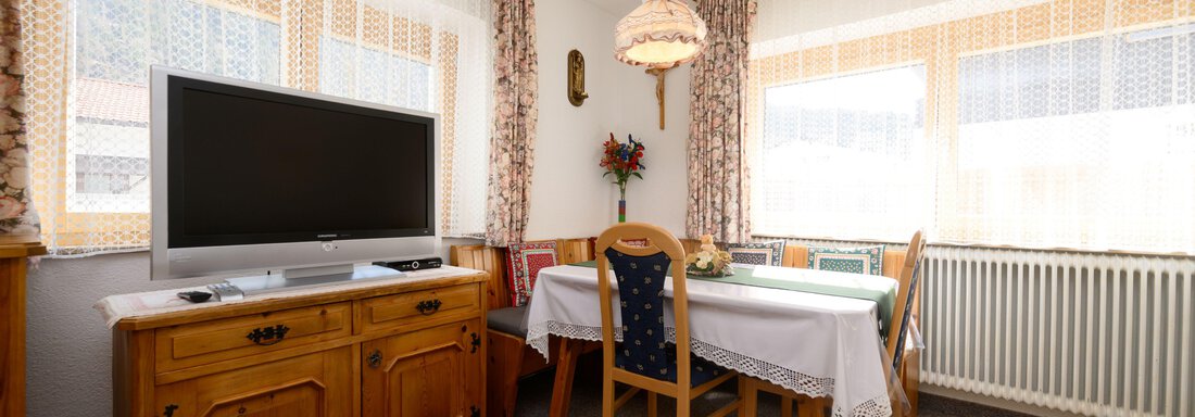 Wohnzimmer mit Essecke - Ferienwohnung Martina - Umhausen