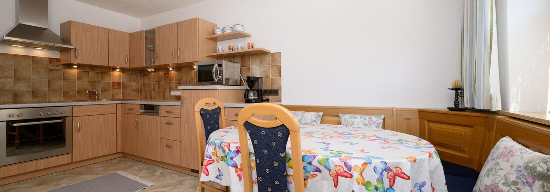 Küche mit Esstisch - Ferienwohnung Martina - Umhausen